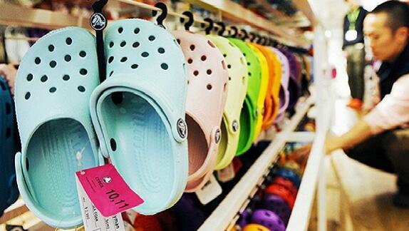 中国人喜欢穿拖鞋 但Crocs想不通为什么洞洞鞋是例外 中国人喜欢穿拖鞋 但Crocs想不通为什么洞洞鞋是例外