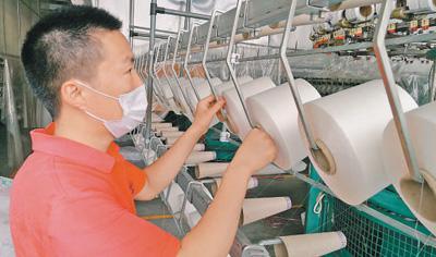 针织行业技术能手梁泽江:辨声观色秒接断纱 针织行业技术能手梁泽江:辨声观色秒接断纱