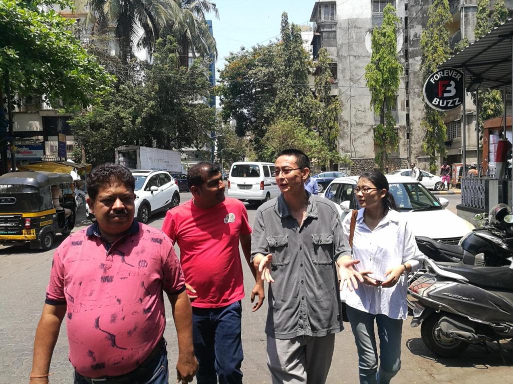 驻孟买总领事唐国才考察孟买中国服装批发市场