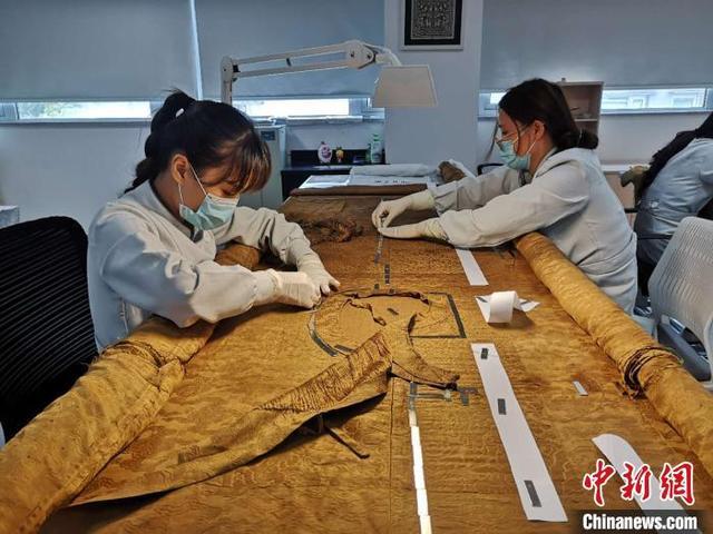 丝绸博物馆“女医生”:20余年巧手缝补 曾修复慈禧龙袍 丝绸博物馆“女医生”:20余年巧手缝补 曾修复慈禧龙袍