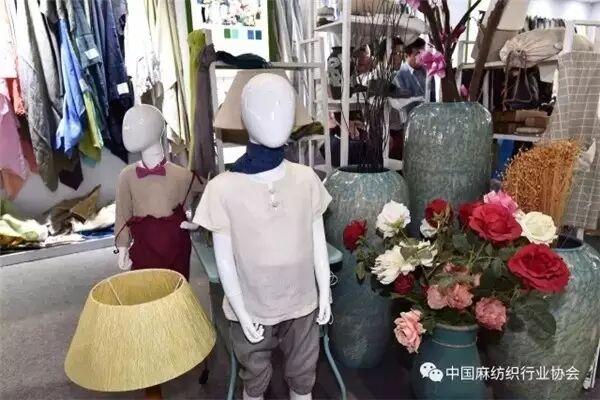 ＂亚麻花开＂惊艳面料展 唱响中国国际时装周(图6)