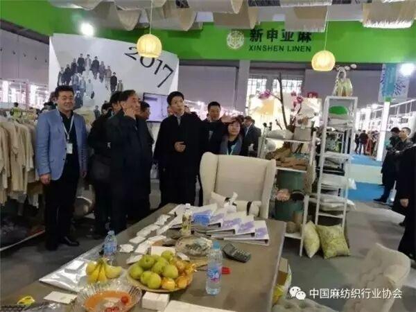 ＂亚麻花开＂惊艳面料展 唱响中国国际时装周(图2)