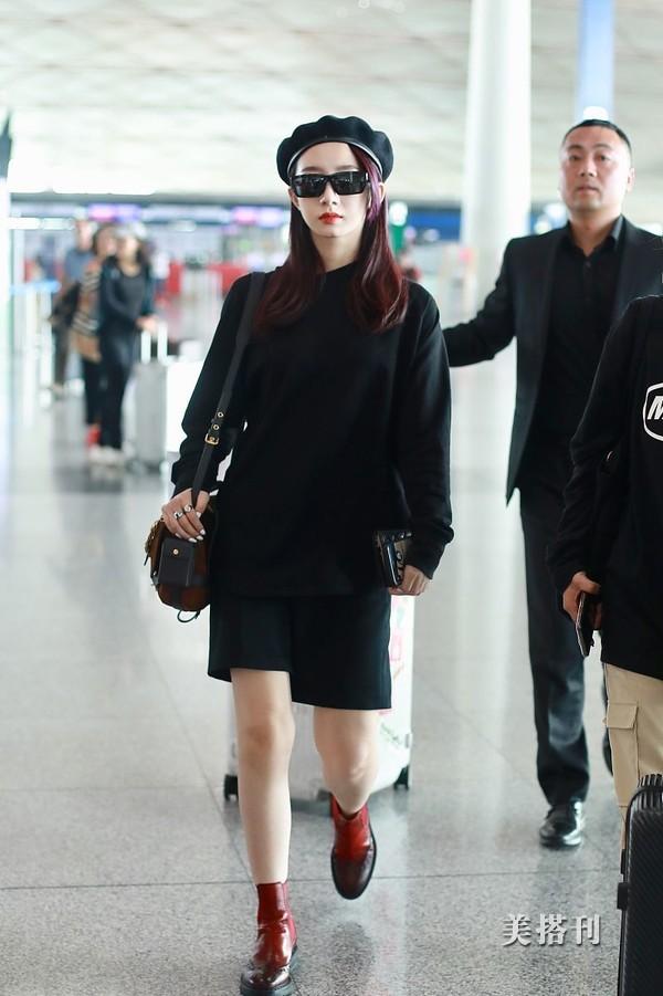 巴黎造型翻车后,机场化身女特务成焦点,踩红靴气场超强